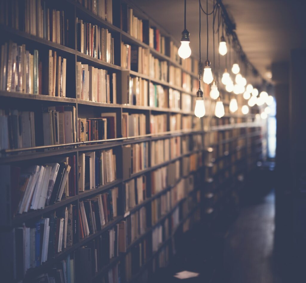Rijen boeken in een bibliotheek