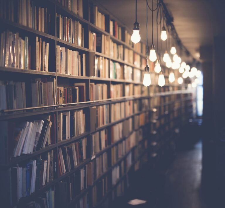 Rijen boeken in een bibliotheek