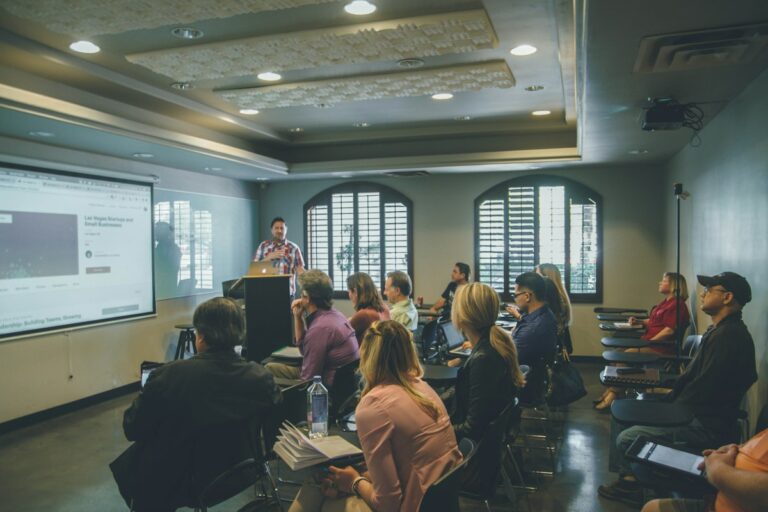 Publiek in een zaal tijdens een lezing