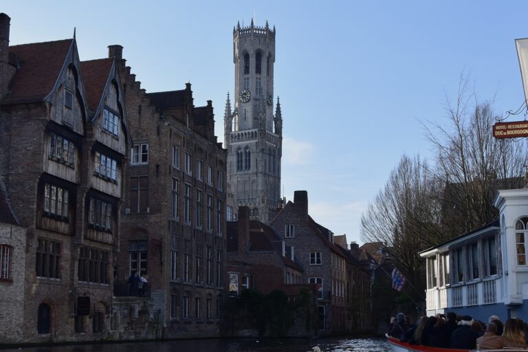 De Rozenhoedkaai met het Belfort van Brugge