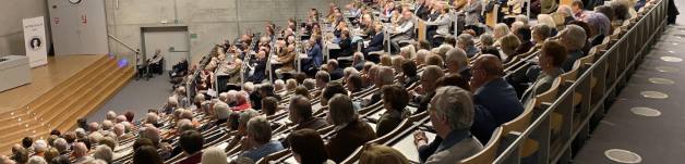 Publiek in de aula tijdens een symposium van Montanus Brugge